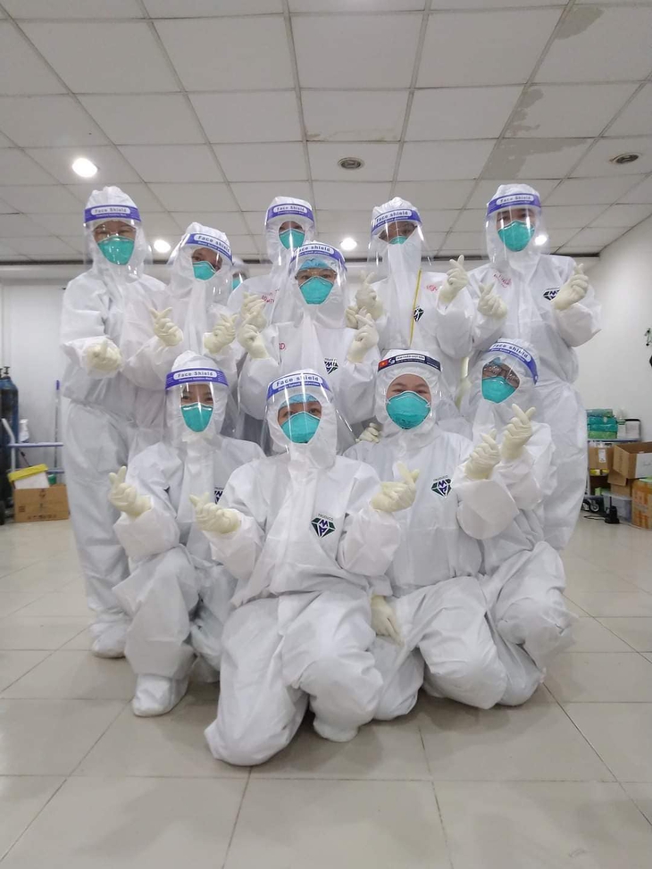 Nhật kí trong tâm dịch và những ngày tháng không quên của bác sĩ Bệnh viện Dã chiến số 3 - Ảnh 4. Dù vất vả nhưng các chiến sĩ áo trắng của Bệnh viện Dã chiến số 3 luôn lạc quan và tràn đầy nhiệt quyết, lan tỏa năng lượng yêu thương