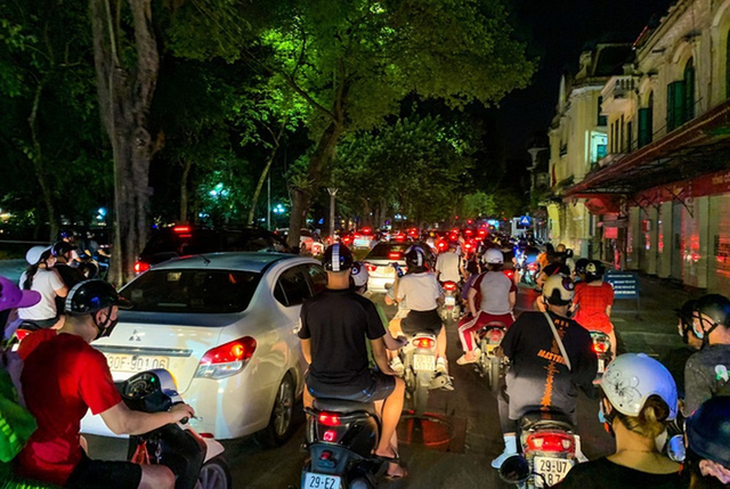 Dư chấn “biển người” đêm Trung thu Hà Nội - Ảnh 3.