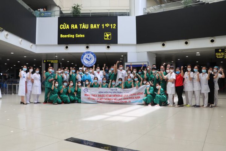 Giám đốc Bệnh viện Phụ sản TW xúc động tiễn y bác sĩ lần thứ 3 vào TP HCM chống dịch COVID-19 - Ảnh 4.
