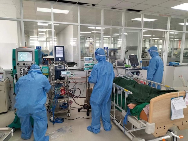 Sản phụ mắc COVID-19 nặng điều trị bằng kỹ thuật ECMO đầu tiên của Đồng Nai giành sự sống ngoạn mục - Ảnh 3. Sản phụ mắc COVID-19 được cứu sống ngoạn mục khi còn nằm trên giường bệnh