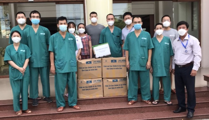 10.000 suất quà đã được trao tặng các cán bộ y tế tuyến đầu trong Tết Đoàn viên - Ảnh 2. 10.000 suất quà đã được trao tặng các cán bộ y tế tuyến đầu trong Tết Đoàn viên - Ảnh 2.