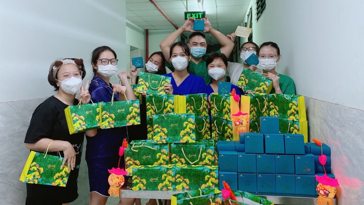 Niềm vui khi được tổ chức Tết Trung thu cho bệnh nhân ngay tại bệnh viện dã chiến Niềm vui khi được tổ chức Tết Trung thu cho bệnh nhân ngay tại bệnh viện dã chiến