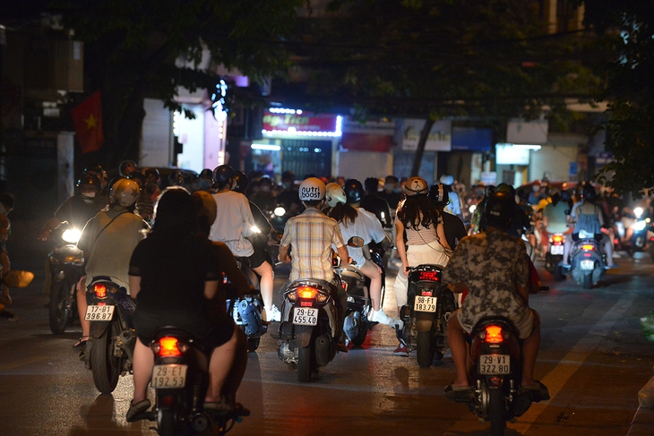 Hàng nghìn người đổ về khu vực hồ Gươm đón Trung thu như chưa hề có dịch - Ảnh 2.