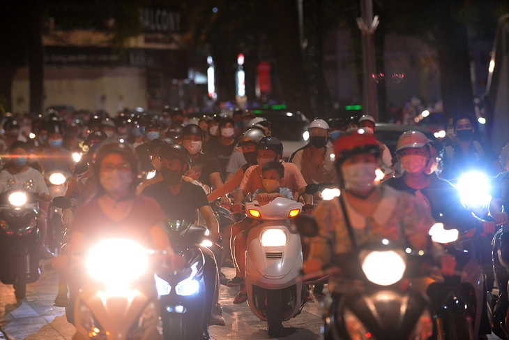 Hàng nghìn người đổ về khu vực hồ Gươm đón Trung thu như chưa hề có dịch - Ảnh 4.