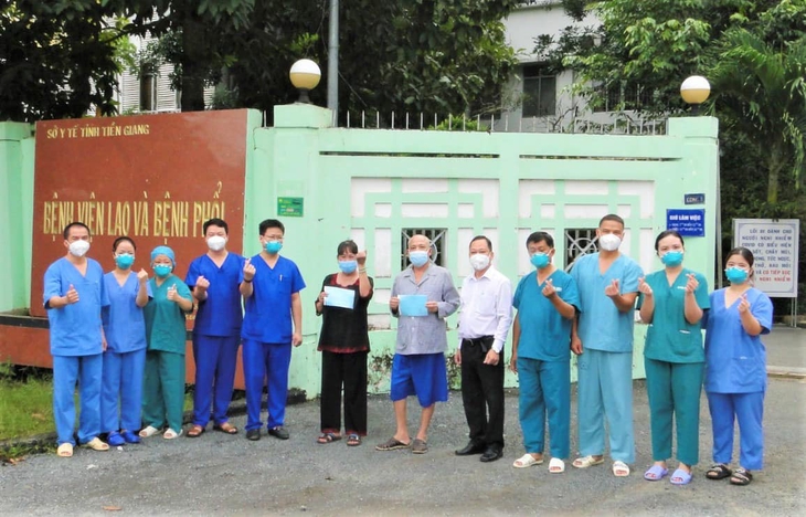 Tập thể cán bộ, y bác sĩ tại BV Dã chiến số 2 trao giấy ra viện cho 2 bệnh nhân.