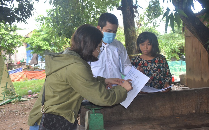Theo chân giáo viên vào bản sâu, gõ cửa từng nhà "gieo chữ" cho học sinh