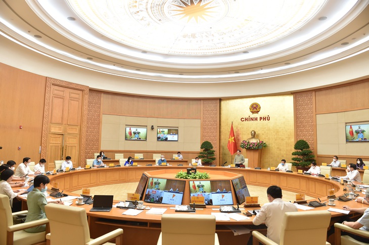 Thủ tướng: "Người dân chủ quan, tụ tập đông người, khiến dịch có thể bùng phát bất cứ lúc nào" - Ảnh 3. Thủ tướng: "Người dân chủ quan, tụ tập đông người, khiến dịch có thể bùng phát bất cứ lúc nào" - Ảnh 3.