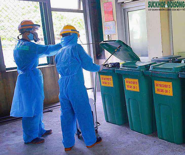 Công việc thầm lặng của những công nhân thu gom rác thải ở khu cách ly - Ảnh 9.