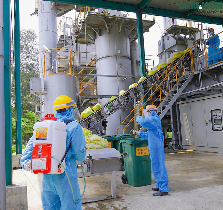 Công việc thầm lặng của những công nhân thu gom rác thải ở khu cách ly - Ảnh 6.