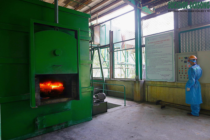 Công việc thầm lặng của những công nhân thu gom rác thải ở khu cách ly - Ảnh 4.