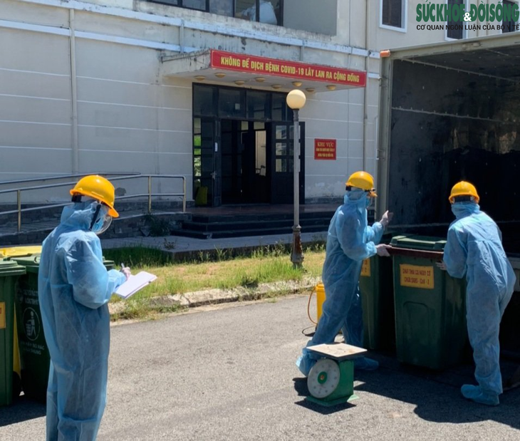 Công việc thầm lặng của những công nhân thu gom rác thải ở khu cách ly - Ảnh 2.