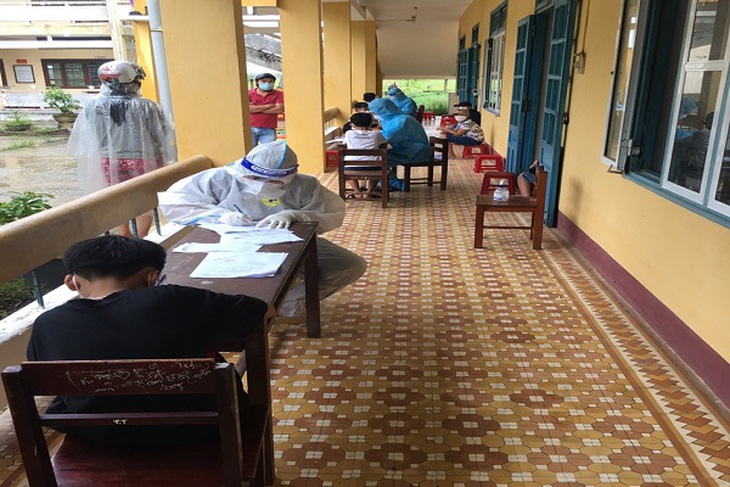 Một học sinh nghi mắc COVID-19, cách ly 32 bạn cùng lớp tại trường - Ảnh 2.