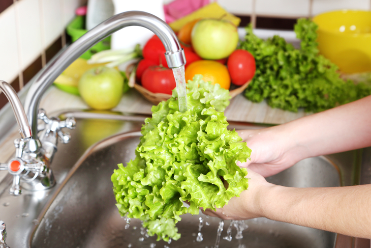 Ngâm rau củ với nước muối để loại bỏ hóa chất, chuyên gia khuyên gì? - Ảnh 2. Ngâm rau củ với nước muối để loại bỏ hóa chất, chuyên gia khuyên gì? - Ảnh 2.