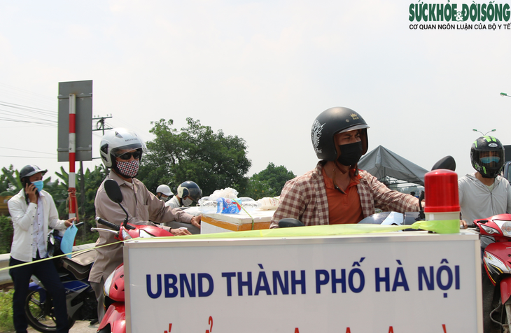 Mỗi ngày Hà Nội yêu cầu gần 3.000 trường hợp không ra/vào thành phố sau khi nới lỏng giãn cách - Ảnh 2.