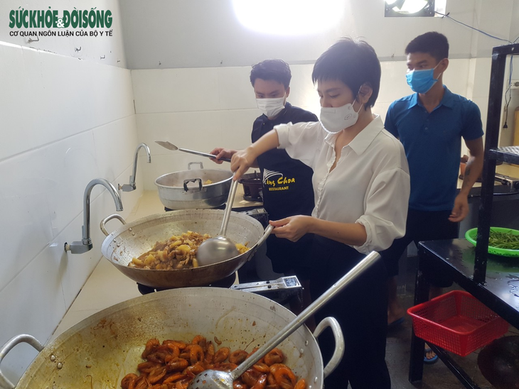 Vợ chồng tại Quảng Bình mượn nhà hàng bạn thân nấu hàng ngàn suất cơm cho lực lượng chống dịch - Ảnh 3. Vợ chồng tại Quảng Bình mượn nhà hàng bạn thân nấu hàng ngàn suất cơm cho lực lượng chống dịch - Ảnh 3.