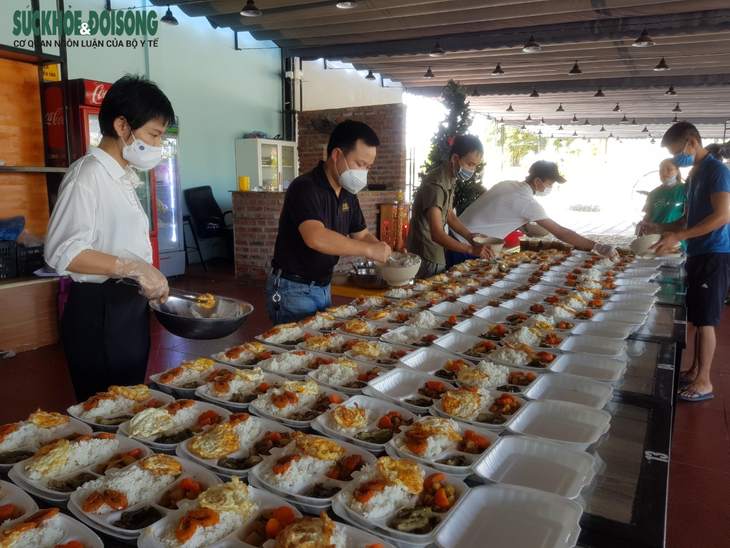 Vợ chồng tại Quảng Bình mượn nhà hàng bạn thân nấu hàng ngàn suất cơm cho lực lượng chống dịch - Ảnh 2. Vợ chồng tại Quảng Bình mượn nhà hàng bạn thân nấu hàng ngàn suất cơm cho lực lượng chống dịch - Ảnh 2.