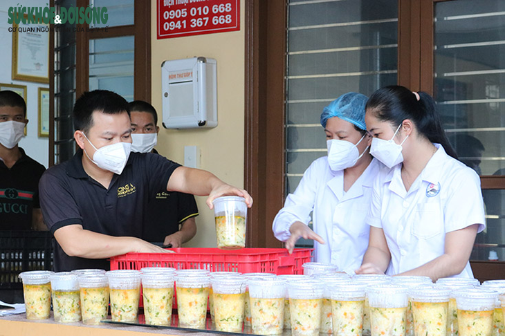Vợ chồng tại Quảng Bình mượn nhà hàng bạn thân nấu hàng ngàn suất cơm cho lực lượng chống dịch - Ảnh 4. Vợ chồng tại Quảng Bình mượn nhà hàng bạn thân nấu hàng ngàn suất cơm cho lực lượng chống dịch - Ảnh 4.