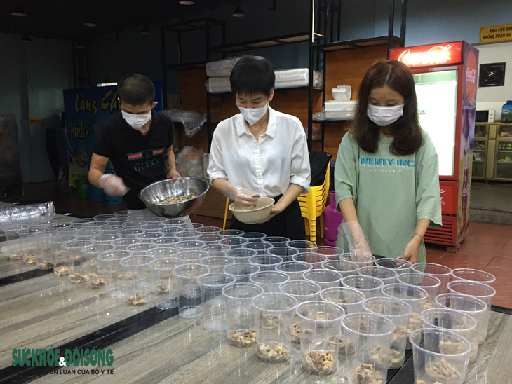 Vợ chồng tại Quảng Bình mượn nhà hàng bạn thân nấu hàng ngàn suất cơm cho lực lượng chống dịch - Ảnh 5. Vợ chồng tại Quảng Bình mượn nhà hàng bạn thân nấu hàng ngàn suất cơm cho lực lượng chống dịch - Ảnh 5.
