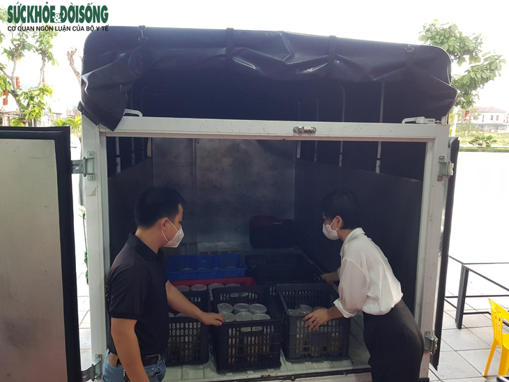 Vợ chồng tại Quảng Bình mượn nhà hàng bạn thân nấu hàng ngàn suất cơm cho lực lượng chống dịch - Ảnh 6. Vợ chồng tại Quảng Bình mượn nhà hàng bạn thân nấu hàng ngàn suất cơm cho lực lượng chống dịch - Ảnh 6.