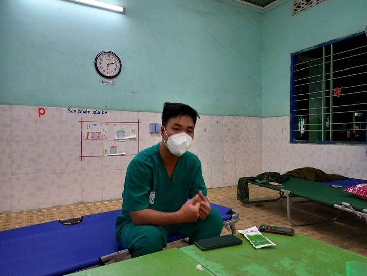 Khi trạm y tế lưu động có thêm tình nguyện viên tư vấn tâm lý - Ảnh 2. Khi trạm y tế lưu động có thêm tình nguyện viên tư vấn tâm lý - Ảnh 2.