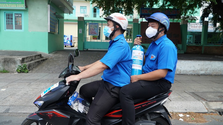 Sống khác mùa COVID-19: Hoàng Tuấn Anh, từ ATM-Oxy đến phát lương thực - hành trình nối yêu thương - Ảnh 7.