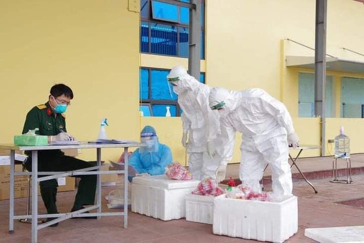 Thêm nhiều học sinh mắc COVID-19, quân đội hỗ trợ Hà Nam xét nghiệm sàng lọc diện rộng - Ảnh 2. Thêm nhiều học sinh mắc COVID-19, quân đội hỗ trợ Hà Nam xét nghiệm sàng lọc diện rộng - Ảnh 2.