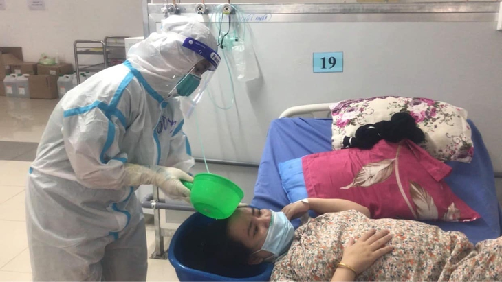 Nữ điều dưỡng coi bệnh nhân như người thân - Ảnh 1. Nữ điều dưỡng coi bệnh nhân như người thân - Ảnh 1.