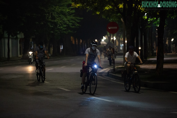 Hồ Gươm bất ngờ trở thành "sân tập thể thao" lớn nhất Thủ đô rạng sáng nay - Ảnh 5. Hồ Gươm bất ngờ trở thành "sân tập thể thao" lớn nhất Thủ đô rạng sáng nay - Ảnh 5.