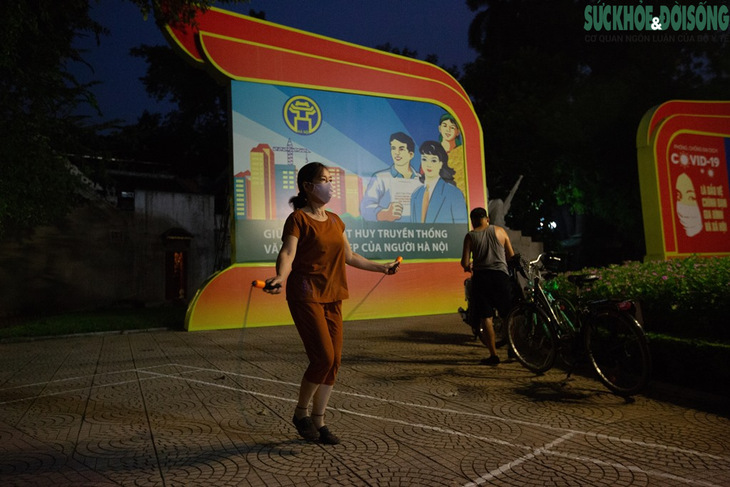 Hồ Gươm bất ngờ trở thành "sân tập thể thao" lớn nhất Thủ đô rạng sáng nay - Ảnh 9. Hồ Gươm bất ngờ trở thành "sân tập thể thao" lớn nhất Thủ đô rạng sáng nay - Ảnh 9.