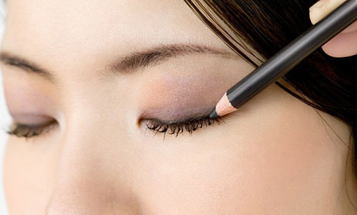 Cách kẻ viền mi không chảy nước mắt, để cả ngày vẫn xinh - Ảnh 1.