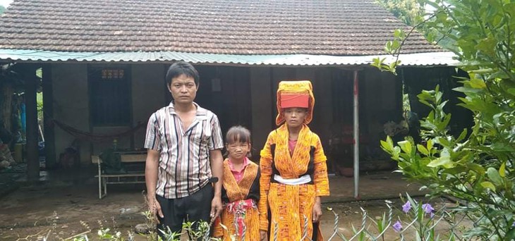 Khối u trên cơ thể ngày một lớn, bé gái dân tộc nghèo mong có tiền để được phẫu thuật sớm - Ảnh 5.