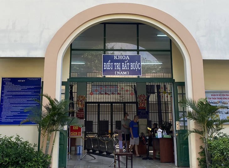 Chống dịch COVID-19 ở nơi điều trị "kiêm" tạm giam - Ảnh 3. Chống dịch COVID-19 ở nơi điều trị "kiêm" tạm giam - Ảnh 3.