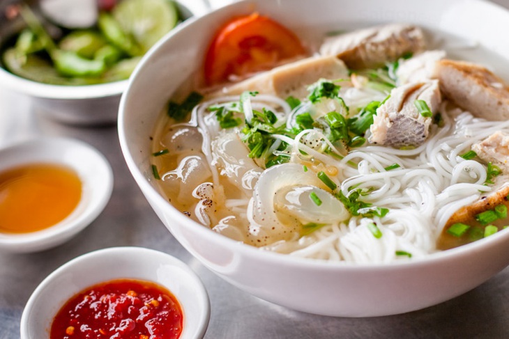 Một số thực phẩm phổ biến có nguồn gốc từ tinh bột đã tinh chế bao gồm bánh mì trắng, gạo trắng, bún, phở, bánh ngọt, nước ngọt, đồ ăn vặt, ngũ cốc ăn sáng…