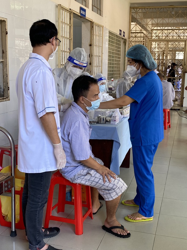Thêm lá chắn trước dịch COVID-19 ở nơi điều trị hàng ngàn người tâm thần  - Ảnh 5.
