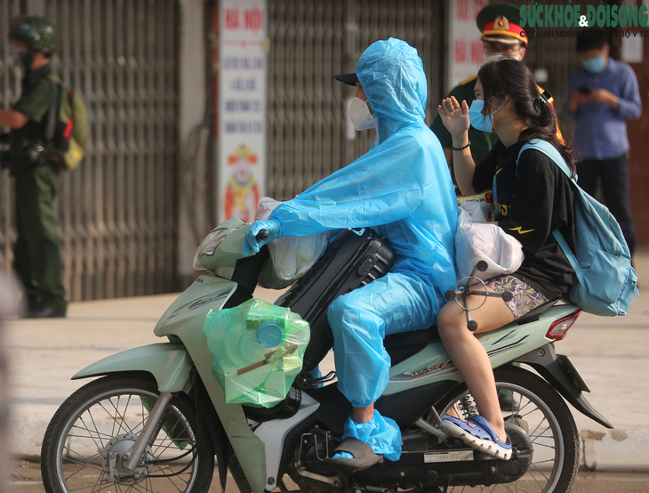 [Ảnh] Hơn 1.100 người dân trở về "điểm nóng" Thanh Xuân Trung sau khi được gỡ bỏ - Ảnh 9.
