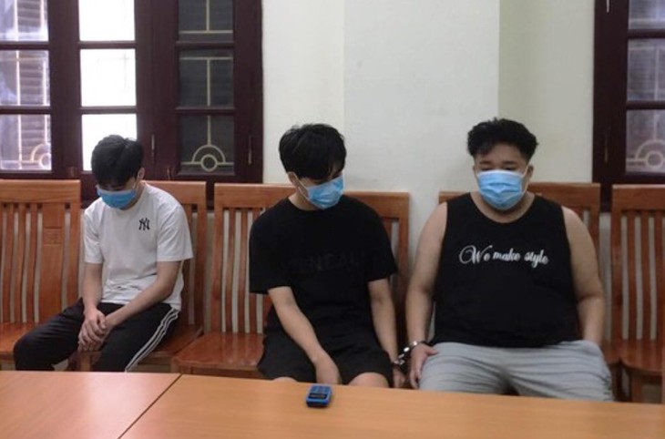 Các đối tượng trong ổ nhóm mua bán, làm giả thông tin tài khoản ngân hàng bị Công an quận Cầu Giấy bắt giữ.