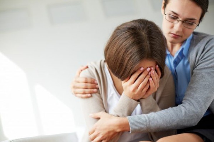 Sự khó chịu liên quan đến trầm cảm ở trẻ em có thể biểu hiện như là hoạt động quá mức và hành vi hung hăng, chống lại xã hội.