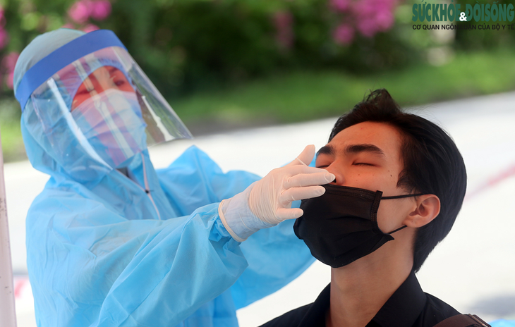 Quyết bóc hết F0, Hà Nội "thần tốc" lấy 1 triệu mẫu xét nghiệm SARS-CoV-2 trong 3 ngày - Ảnh 2. Quyết bóc hết F0, Hà Nội "thần tốc" lấy 1 triệu mẫu xét nghiệm SARS-CoV-2 trong 3 ngày - Ảnh 2.