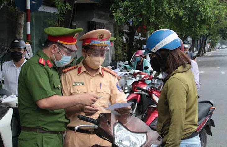 Công an TP Hà Nội đề xuất 6 nhóm đối tượng được cấp giấy đi đường. Công an TP Hà Nội đề xuất 6 nhóm đối tượng được cấp giấy đi đường.