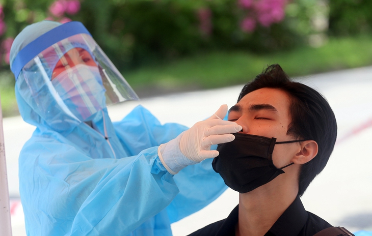 Sáng 5/4: Cả nước chỉ còn gần 2.000 ca COVID-19 nặng; Điều kiện gì để được cấp hộ chiếu vaccine?  - Ảnh 1.