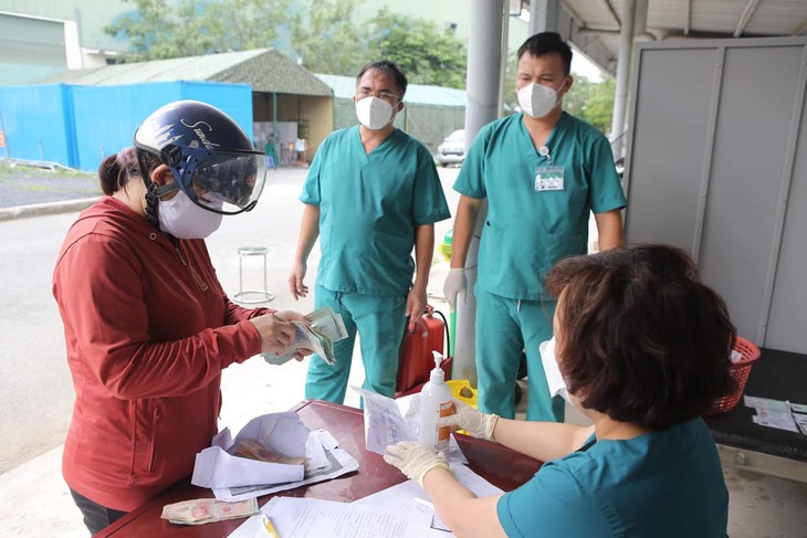 Xúc động nhận lại số tiền lớn của người thân đã tử vong vì COVID-19 - Ảnh 1.
