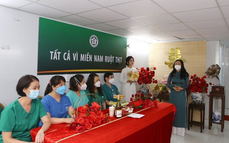 Một đám cưới online đã diễn ra tại Trung tâm Hồi sức tích cực người bệnh COVID-19 trực thuộc Bệnh viện Bạch Mai, Bệnh viện dã chiến số 16. Một đám cưới online đã diễn ra tại Trung tâm Hồi sức tích cực người bệnh COVID-19 trực thuộc Bệnh viện Bạch Mai, Bệnh viện dã chiến số 16.
