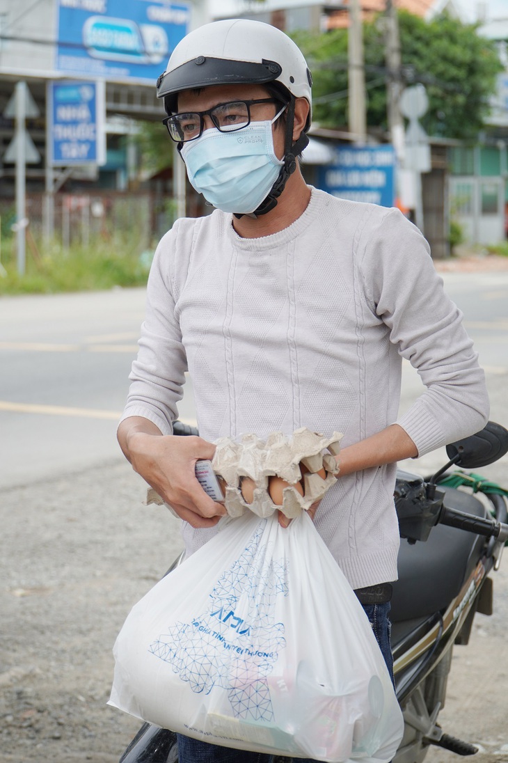 TP.HCM tăng tốc hỗ trợ đợt 3 bằng tiền cho người dân khó khăn - Ảnh 4.