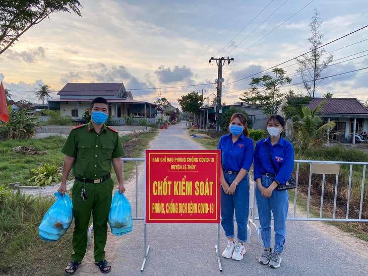 Những đội "shipper xanh" hằng ngày đi chợ giúp người dân - Ảnh 9.