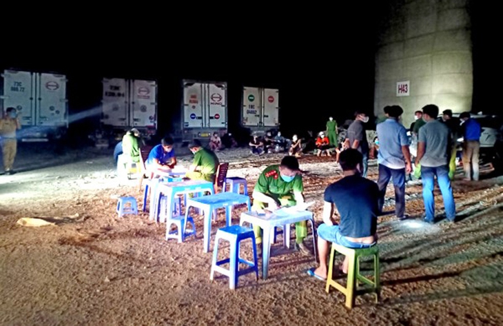 Xử phạt 20 người đang bốc dỡ hàng hóa tại "bãi xe" trái phép dưới gầm cầu Thanh Trì – Hà Nội - Ảnh 2. Xử phạt 20 người đang bốc dỡ hàng hóa tại "bãi xe" trái phép dưới gầm cầu Thanh Trì – Hà Nội - Ảnh 2.