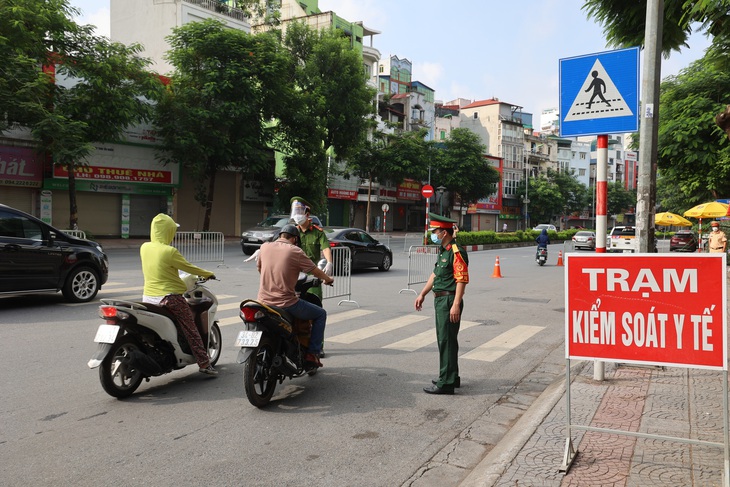 Hà Nội tung quân chốt chặt 21 lối ra vào vùng đỏ, mỗi chốt 16 người chia 4 ca kiểm soát cả ngày lẫn đêm - Ảnh 5.
