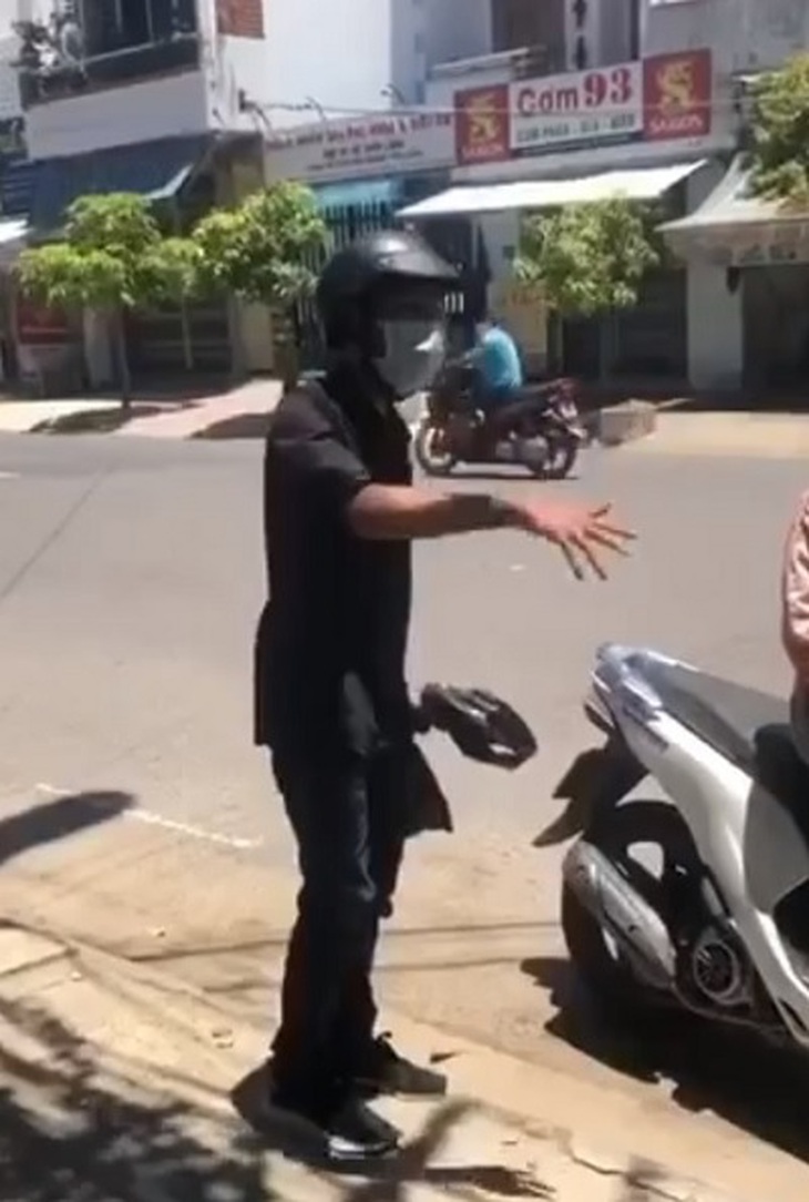 Ra đường không lý do chính đáng, công nhân Trần Văn Em bị phạt 2 triệu đồng - Ảnh 2.