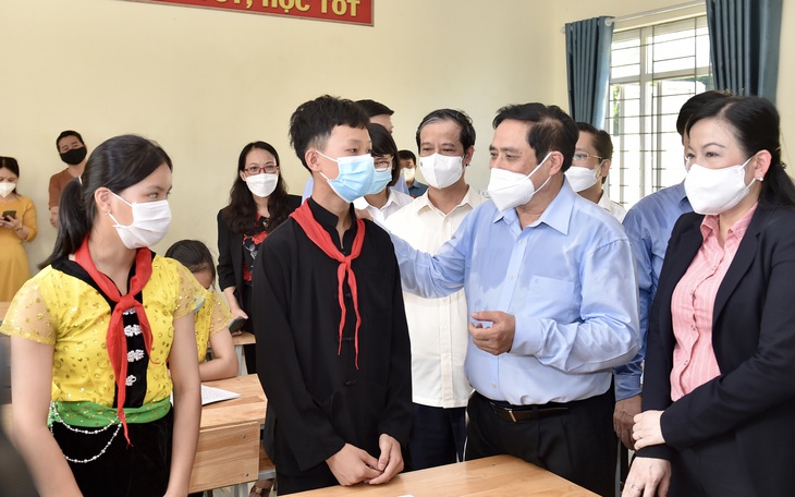 Thủ tướng: Lên phương án tiêm vaccine phòng COVID-19 cho học sinh tiểu học đến THPT
