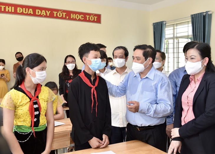 Thủ tướng Chính phủ: Lên phương án tiêm vaccine phòng COVID-19 cho học sinh từ tiểu học đến THPT - Ảnh 2.