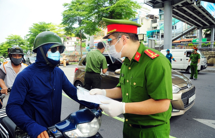 Giám đốc Công an TP. Hà Nội: Cấp giấy đi đường ngay trong ngày khi cơ quan, đơn vị đủ điều kiện - Ảnh 3. Giám đốc Công an TP. Hà Nội: Cấp giấy đi đường ngay trong ngày khi cơ quan, đơn vị đủ điều kiện - Ảnh 3.